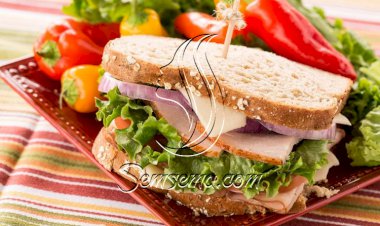 طريقة عمل ساندويتش الرومي المدخن بالفلفل والجبن