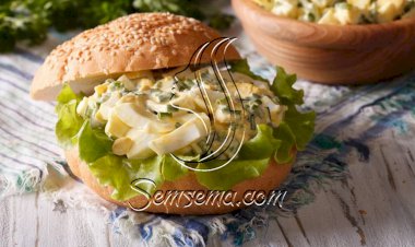 طريقة عمل ساندويتش البيض بالبصل الأخضر