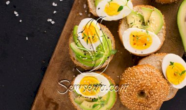 طريقة عمل بيجل البيض بالأفوكادو