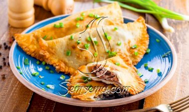 طريقة عمل فطائر باللحمة المفرومة والبصل الأخضر