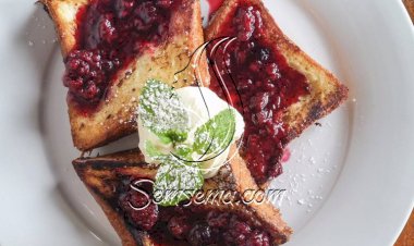 طريقة عمل فرنش توست بمربى التوت والآيس كريم