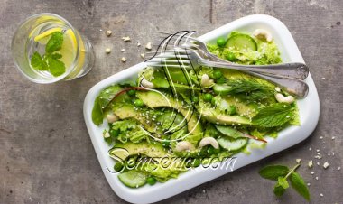 طريقة عمل سلطة الخيار بالمكسرات