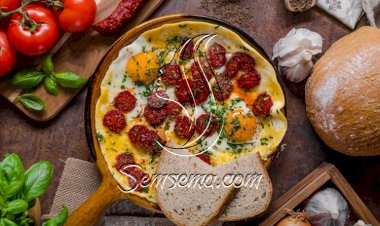 طريقة عمل بيض عيون بالسوسيس للسحور