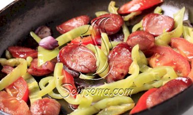 طريقة عمل السوسيس بالبصل والفلفل الملون