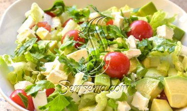 طريقة عمل سلطة الأفوكادو بالجبنة والخس
