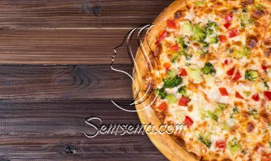 طريقة عمل بيتزا بالبروكلي والفلفل الأحمر