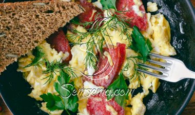 طريقة عمل البيض بالسوسيس والموزاريلا