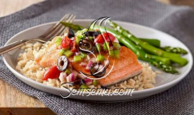 طريقة عمل السلمون بالفلفل والزيتون