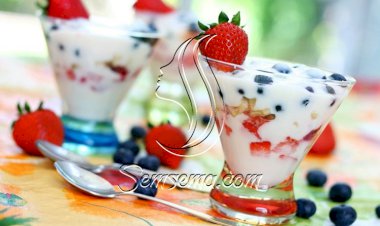 طريقة عمل بارفيه الزبادي بالفواكة