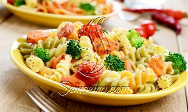 طريقة عمل سلطة المكرونة بالخضروات والأعشاب