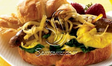 طريقة عمل كرواسون محشي بالسبانخ والسجق