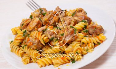 طريقة عمل مكرونة بالسجق ودبس الرمان