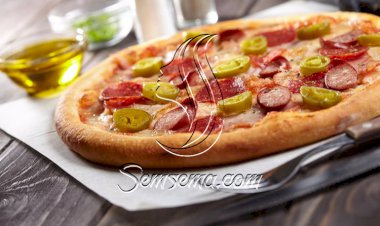 طريقة عمل بيتزا بالسوسيس والهالوبينو