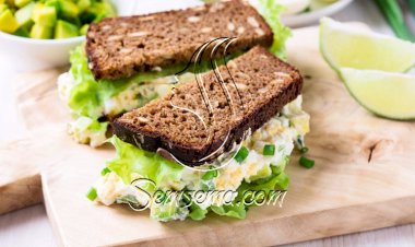 طريقة عمل ساندويتش البيض بالكرفس والبصل