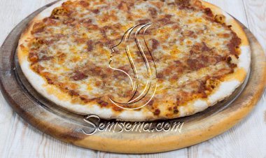 طريقة عمل بيتزا بالسجق والموزاريلا