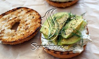 طريقة عمل بيجل الجبنة الكريمي والأفوكادو