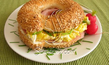 طريقة عمل بيجل البيض باللانشون