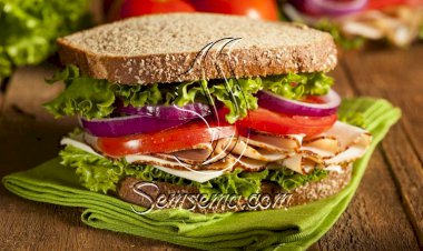 طريقة عمل ساندويتش الرومي المدخن بالبصل