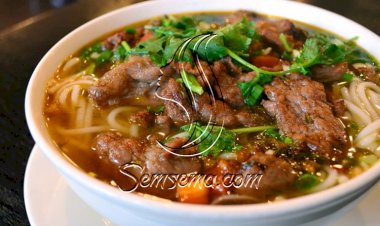 طريقة عمل شوربة اللحم بالنودلز الآسيوية