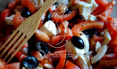 طريقة عمل سلطة الطماطم اليونانية
