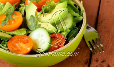 طريقة عمل سلطة الطماطم بالأفوكادو