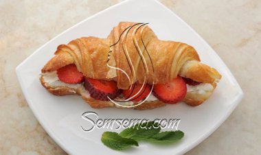 طريقة عمل ساندويتش كرواسون بالجبنة الكريمي والفراولة