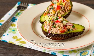 طريقة عمل قوارب الأفوكادو بسلطة التونة