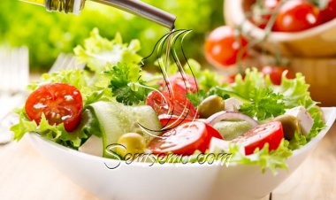 طريقة عمل سلطة الطماطم والخس بالزيتون
