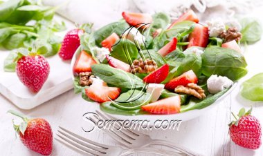 طريقة عمل سلطة السبانخ والفراولة