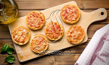 طريقة عمل الميني بيتزا بالطماطم والموزاريللا