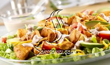 طريقة عمل سلطة الدجاج بالأفوكادو والساور كريم