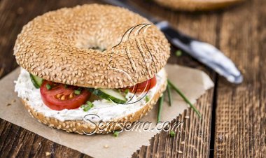 طريقة عمل ساندويتش بيجل بالجبنة الكريمي والخيار