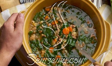طريقة عمل شوربة السبانخ بالسجق