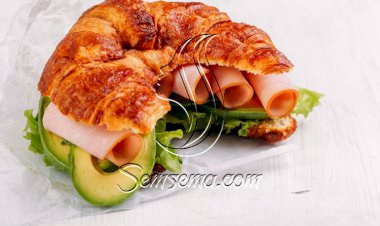طريقة عمل ساندويتش كرواسون بالرومي المدخن والأفوكادو