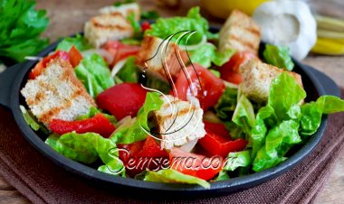 طريقة عمل سلطة الطماطم بالخبز المحمص