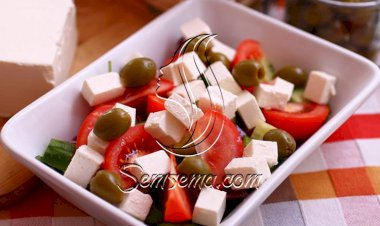 طريقة عمل سلطة جبنة بالزيتون الأخضر