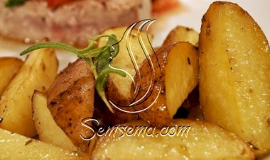 طريقة عمل البطاطس المشوية بالزعتر