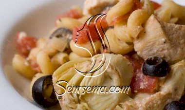 طريقة عمل المكرونة بقطع الدجاج والزيتون