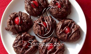 طريقة عمل كوكيز الشيكولاتة بالكريز