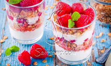 طريقة عمل كاسات الجرانولا بالتوت الأحمر