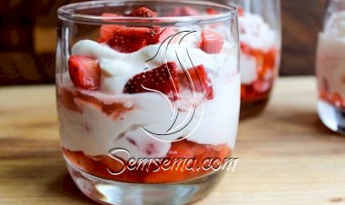 طريقة عمل كاسات زبادي الفراولة وجوز الهند