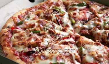 طريقة عمل البيتزا بالسجق والجبن الشيدر