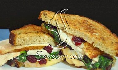 طريقة عمل ساندويتش الرومي المدخن بصوص التوت