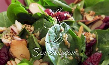 طريقة عمل سلطة التوت والسبانخ