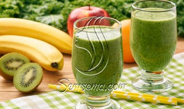 طريقة عمل سموثي الموز والكرنب