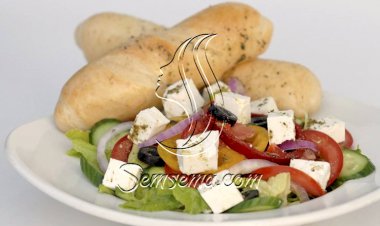 طريقة عمل سلطة الخيار والفيتا بالزعتر