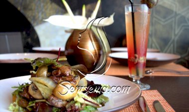 كبد دجاج الساخن مع الخضار ودبس الرمان