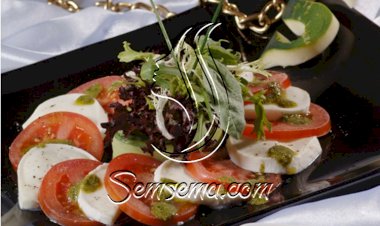 سلطة الطماطم والموزاريلا على طريقة جزيرة كابري الإيطالية