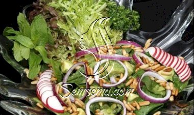 سلطة الأفوكادو مع الجرجير