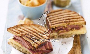 ساندويش البسطرمة والجبن السويسري